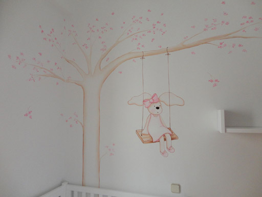 arbol en pared con niña en columpio